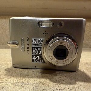*PARTS OR REPAIR* Nikon CoolPix L11 6.0 MP Digital Camera 3x Zoom Silver Tested